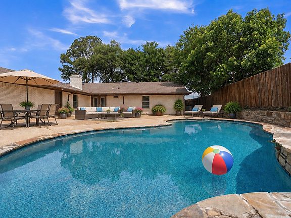 2nd image of 1230 Briar Hollow Ln