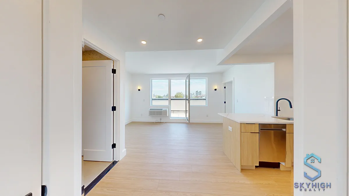 Building Photo - 1665 Brooklyn Ave #4G