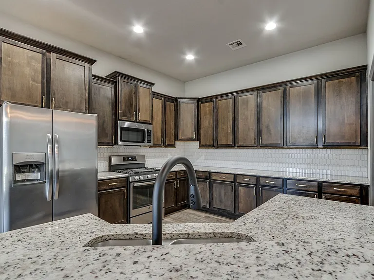 6133 Oxnard St — Photo 17