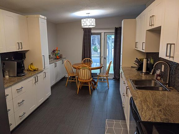 2nd image of 7 Grosvenor Blvd