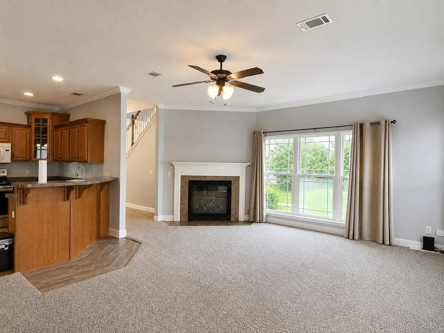 Spacious 5 Bed/3.5 Bathroom Home in White Oak — Photo 4