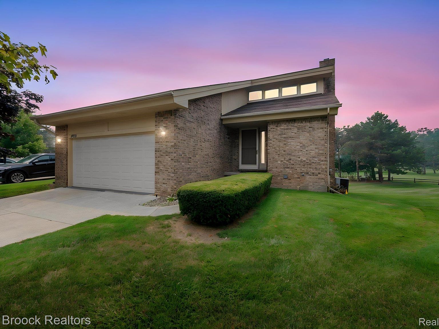 4723 Fairway Ct — Pontiac Country Club