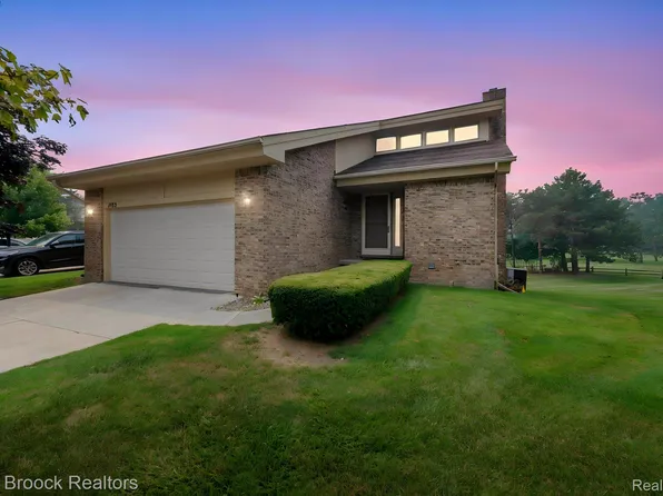 4723 Fairway Ct, Waterford, MI 48328
