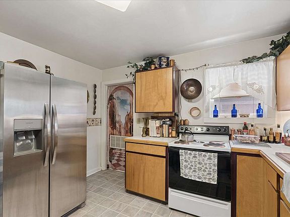 5th image of 224 Loomis St