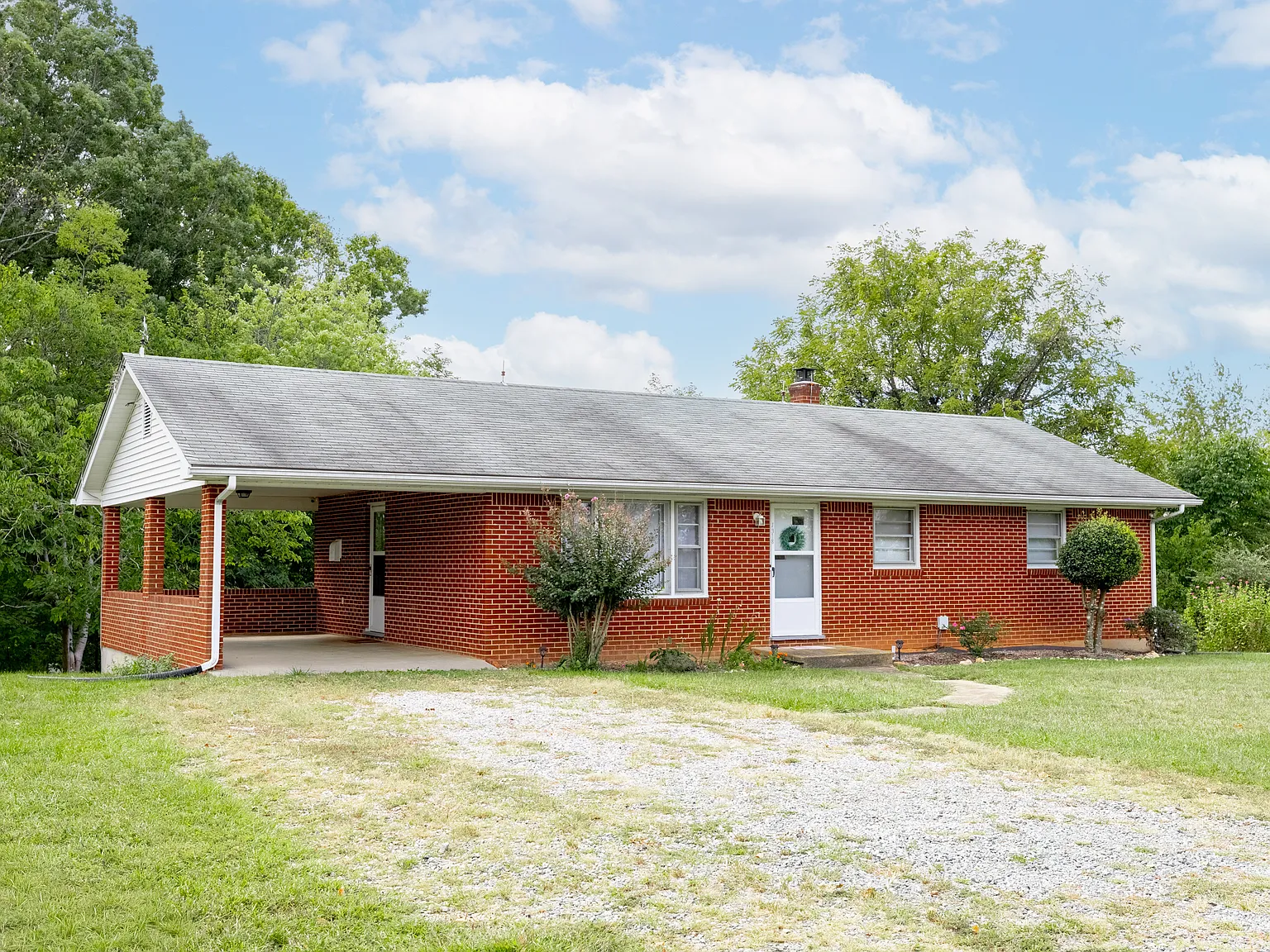 3 bed, 1050 sqft, $1,670 — Photo 1