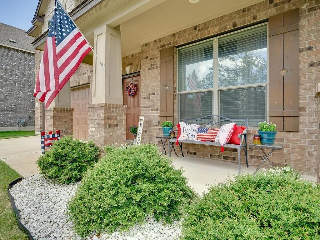 3 bed, 2.5 bath, 3190 sqft, $2,395 — Photo 3