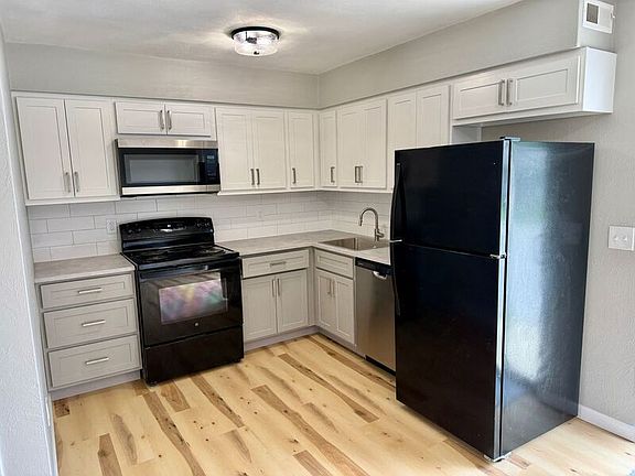 3rd image of 823 N Cherry St Unit 1