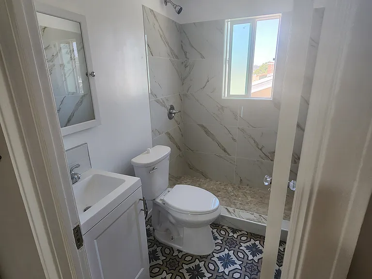 516-518 W Lexington Dr #B — Photo 3