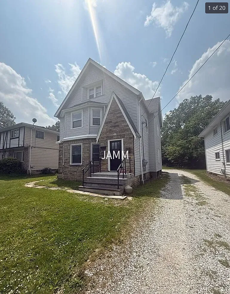 3 bed, 1100 sqft, $1,900 — Photo 1