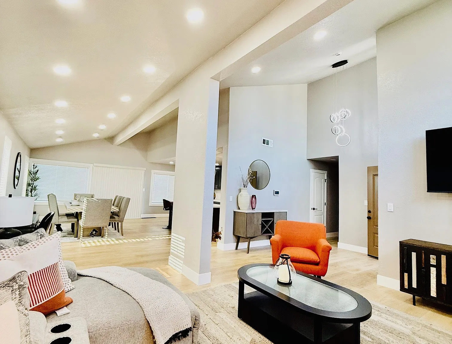 829 Cambridge Dr — Photo 3