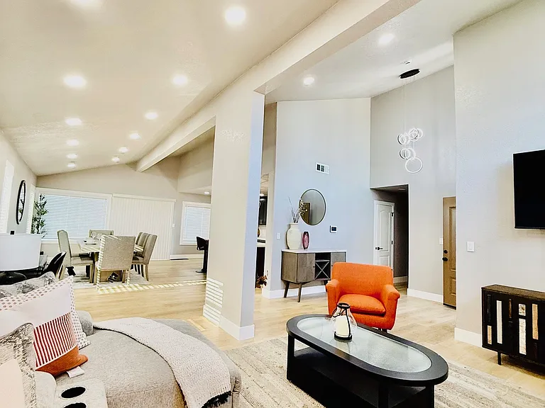 829 Cambridge Dr — Photo 3