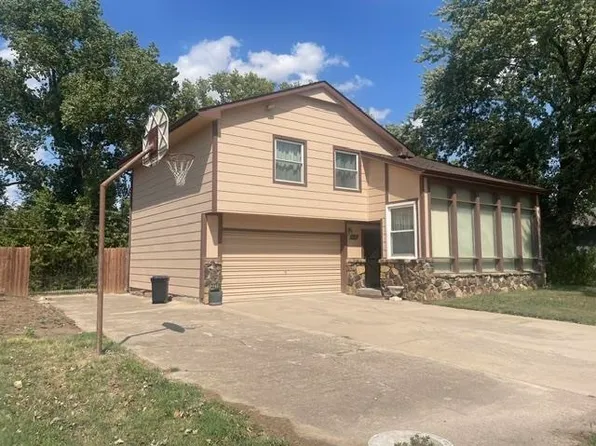 3210 E Navajo Ln, Wichita, KS 67216