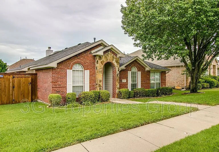 4516 Highridge Dr — Photo 2