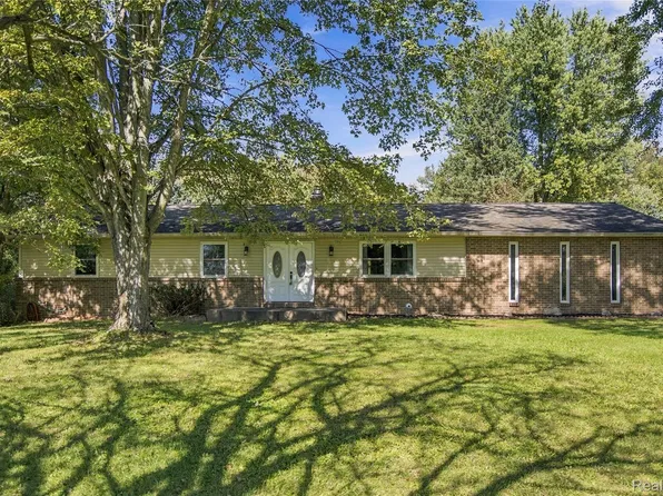 11301 Faussett Rd, Fenton, MI 48430