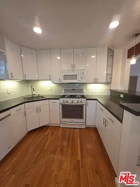 2 bed, 2.0 bath, 763 sqft, $4,000 — Photo 3