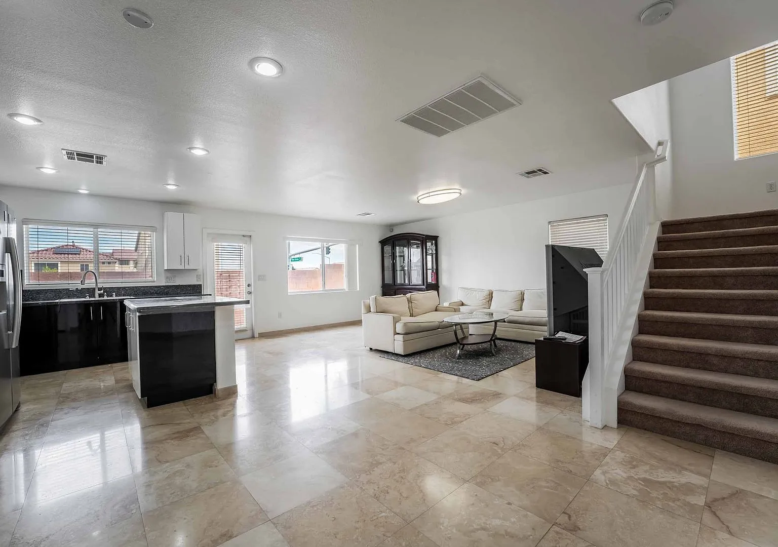 Stunning 4 bedroom property in the vibrant city of Las Vegas! — Photo 3