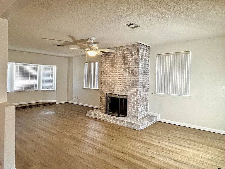401 Crystal Ln — Photo 7