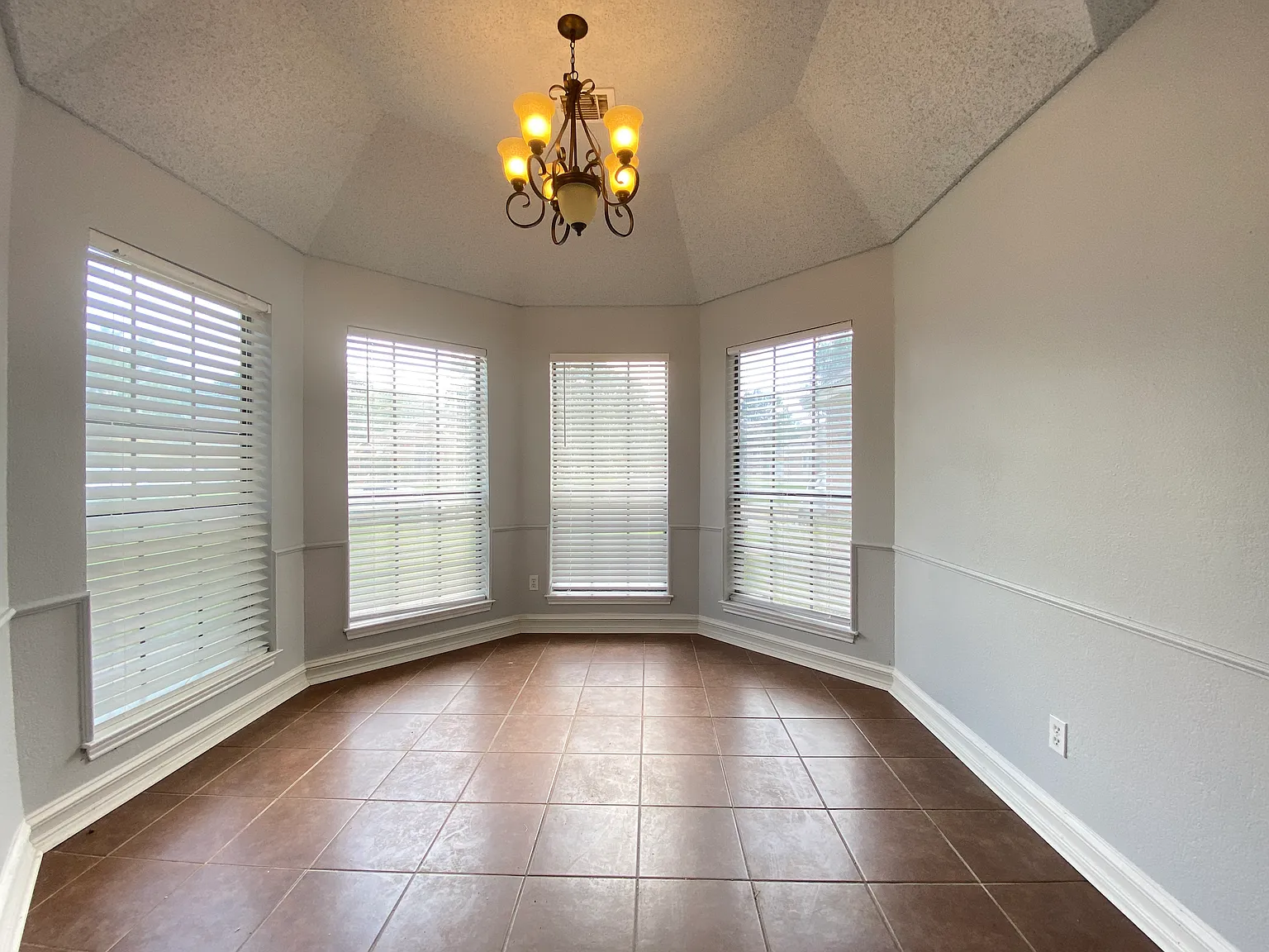 3 bed, 1845 sqft, $2,225 — Photo 4
