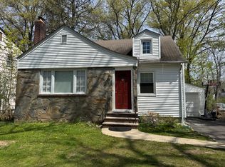 36 W Hobart Gap Rd, Livingston, NJ 07039