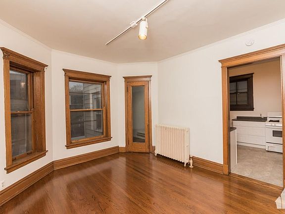 3rd image of 851 W Oakdale Ave #1