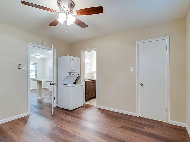 601 W College St — Photo 29