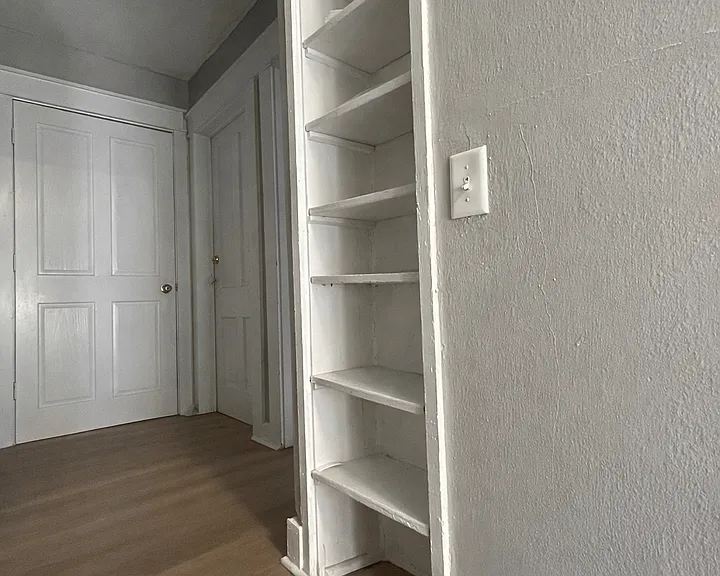 223 E 8th St — Photo 5