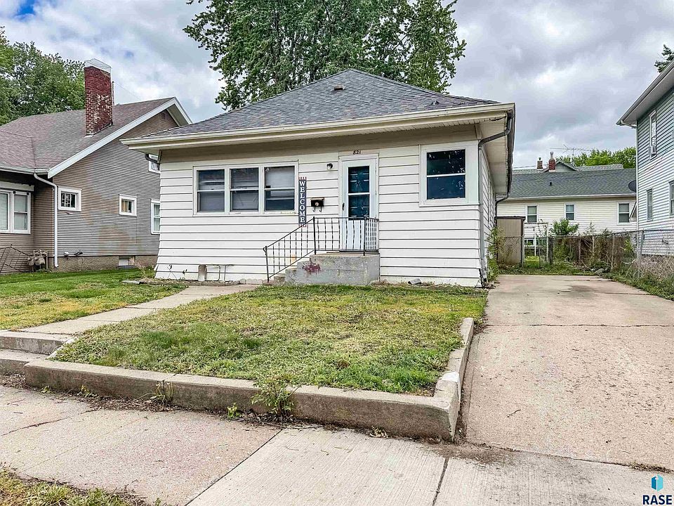 1st image of 821 W 15th St
