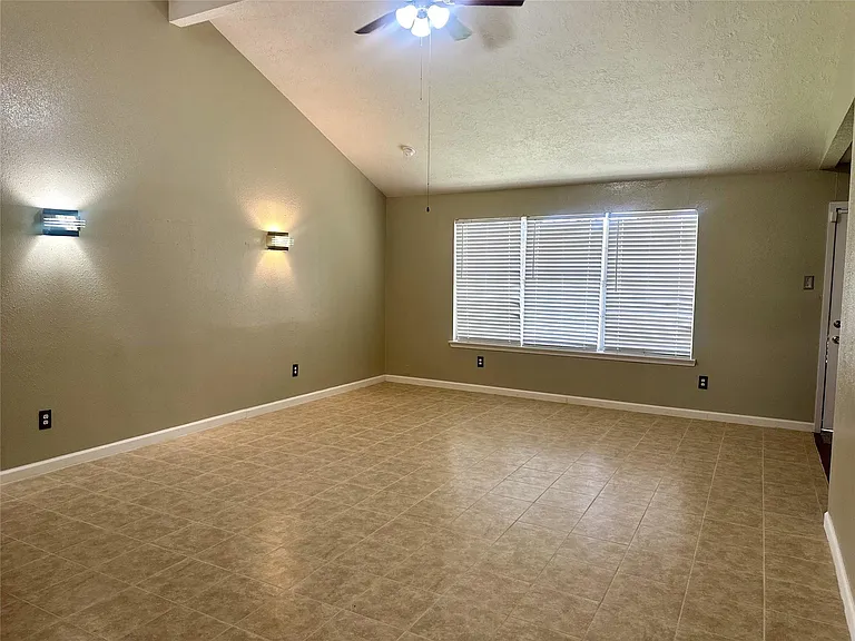 1427 Littleport Ln — Photo 2