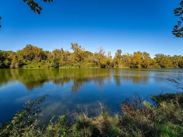 3 Fayette Shores Cv, West Pt, TX 78963