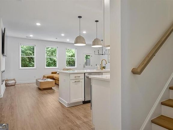 4th image of 3303 Cranston Ln