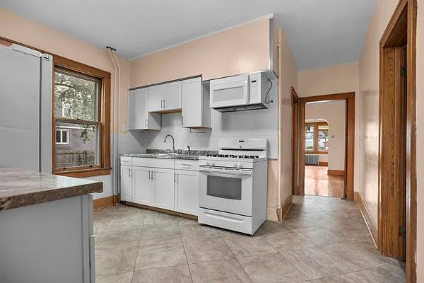 2139 Foster Ave — Photo 24