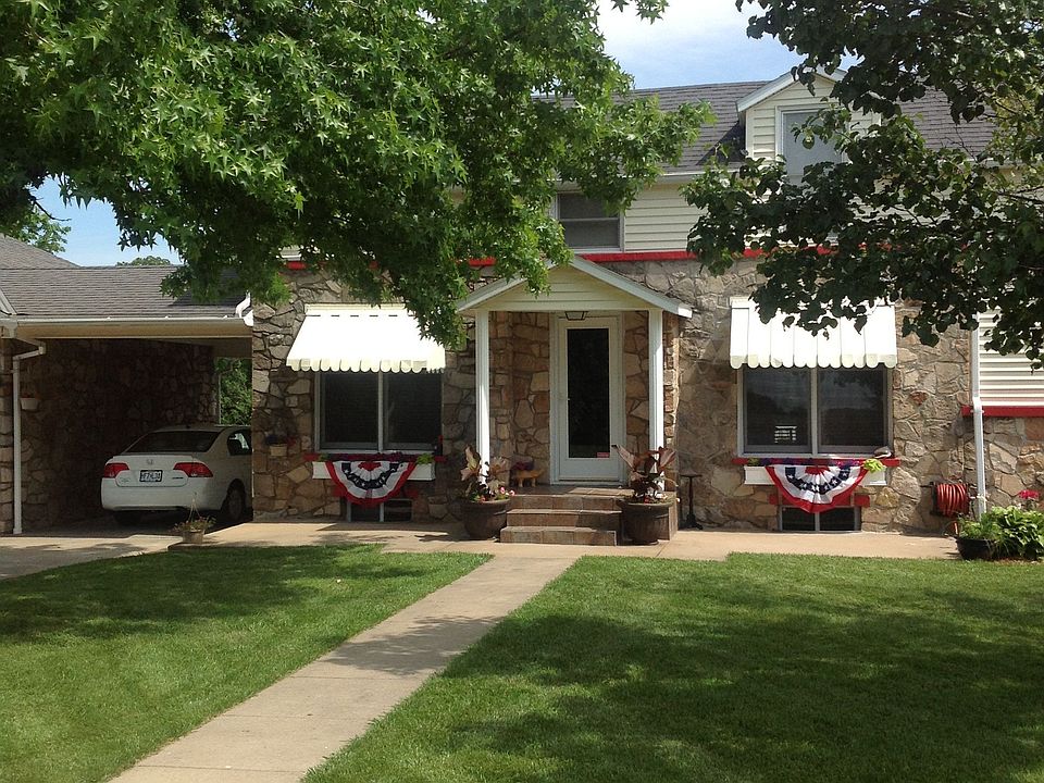 1st image of 712 W Main St