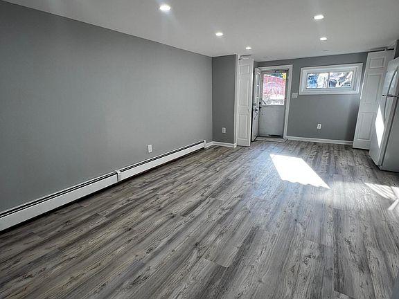 Living room (view 2)