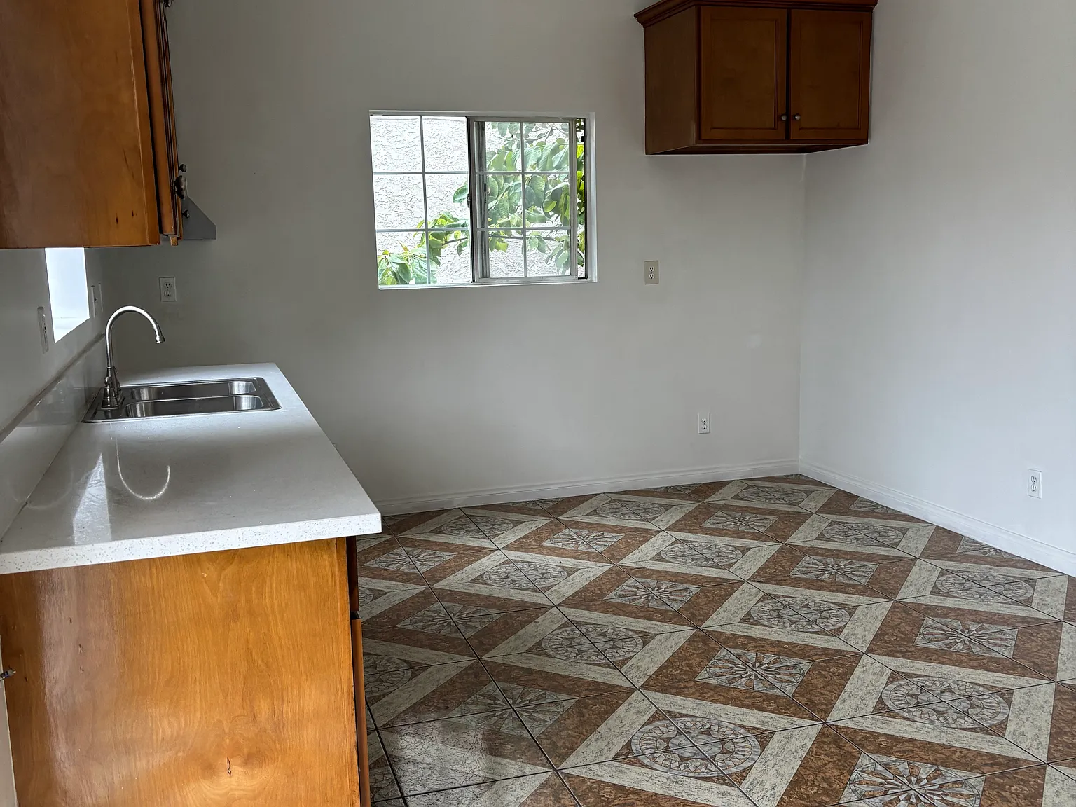 3 bed, $2,300 — Photo 2