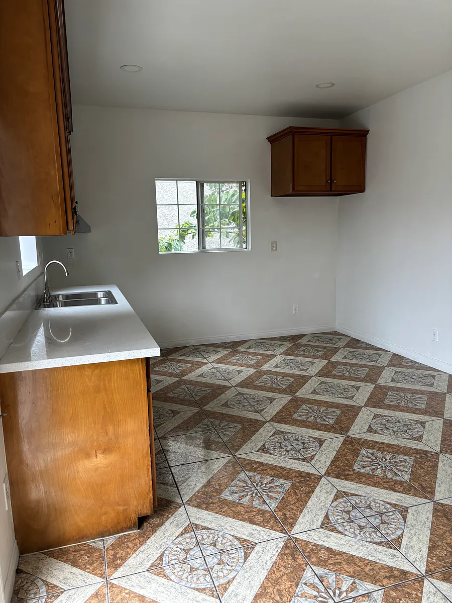 Kitchen - 904 W 49th St