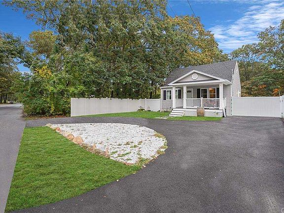 3rd image of 70 Dawn Dr