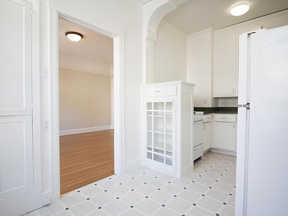 3rd image of 1935 Franklin St APT 102