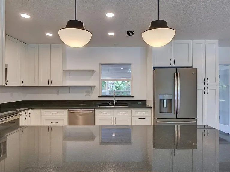 305 Sunset Dr — Photo 3