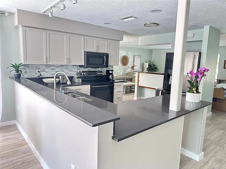 1723 Stanford Ln — Photo 12