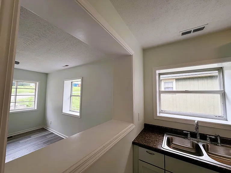 829 Capitol Blvd — Photo 30