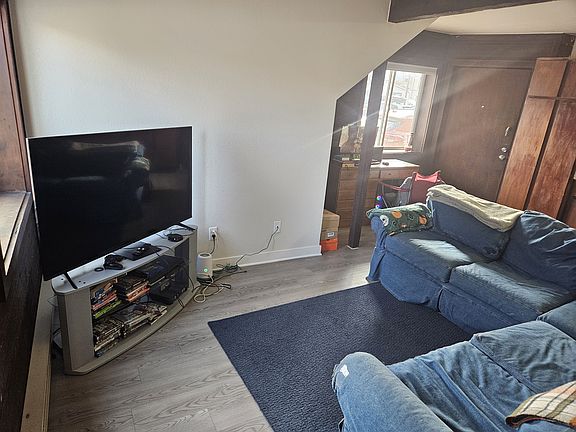 4th image of 135 E 2nd St