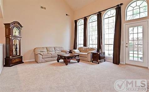 4th image of 2113 Country Club Dr