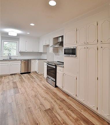 5th image of 155 Deerwood Ln