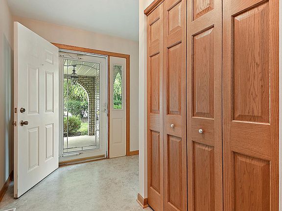3rd image of 150 Vail Dr