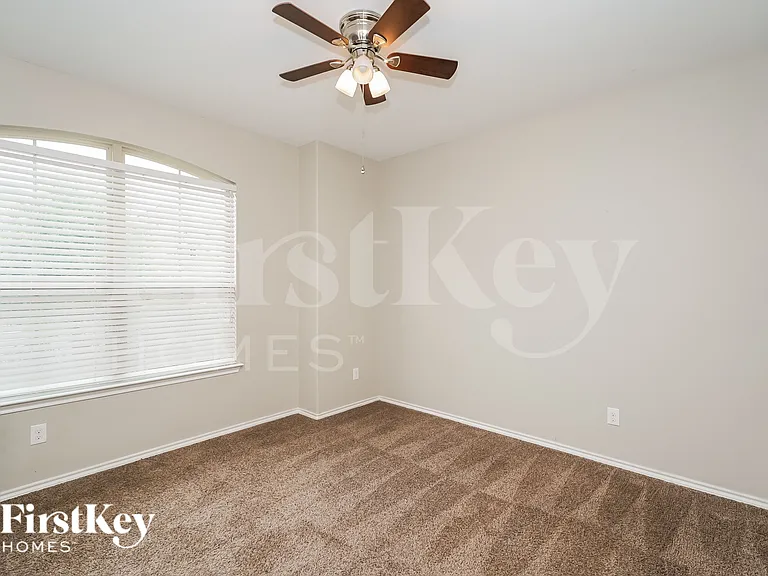 1724 Henderson Dr — Photo 14