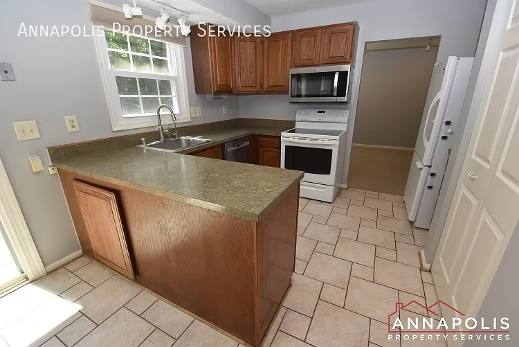 1915 Ridgewood Rd — Photo 2