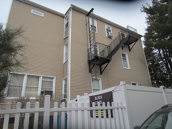 3rd image of 72-74 Welland Ave