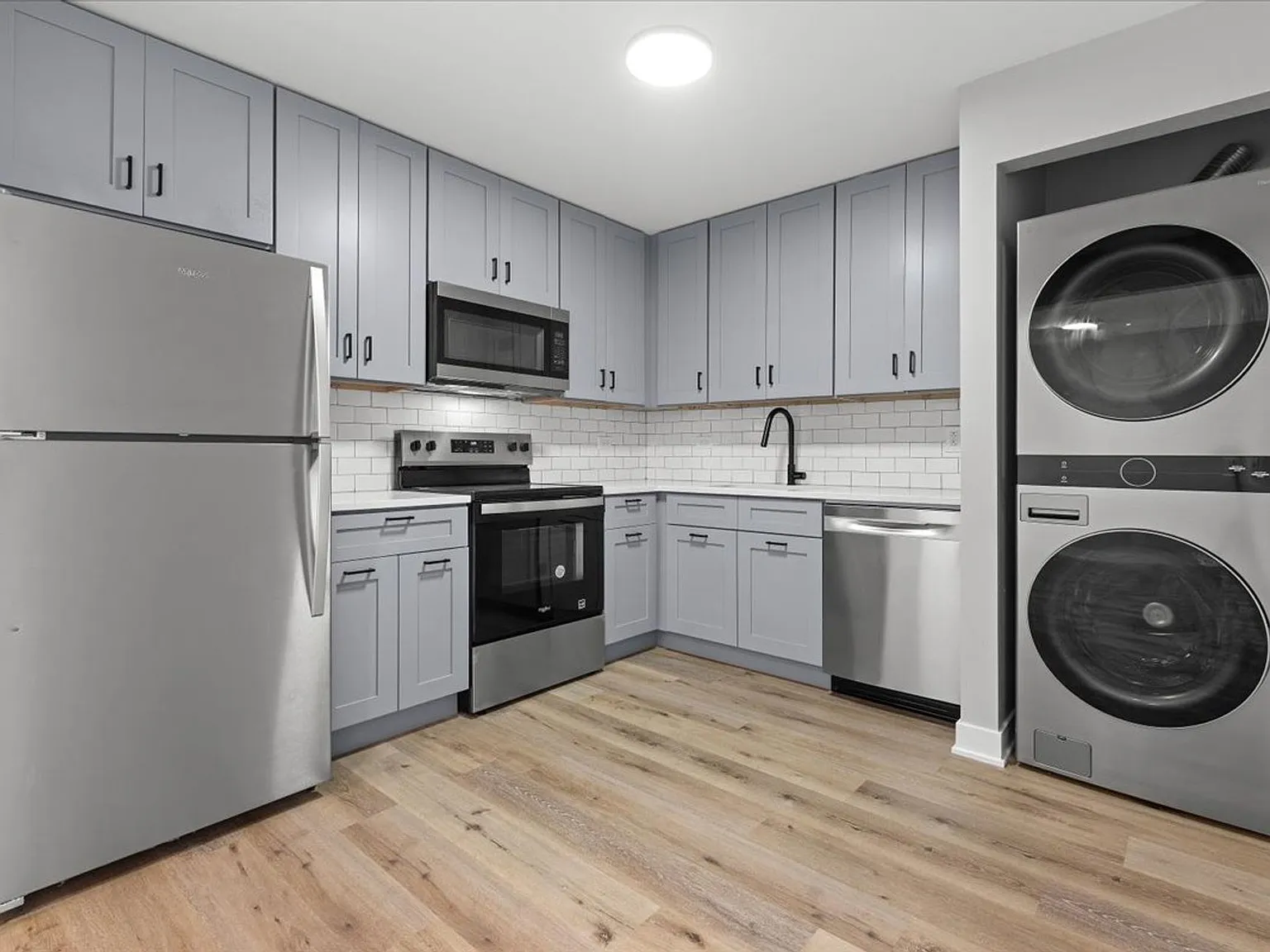 1000 Orchard Luxury Apartments — Photo 2