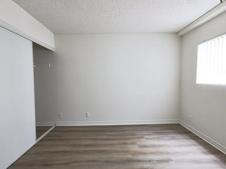 2928 Leeward Ave — Photo 15