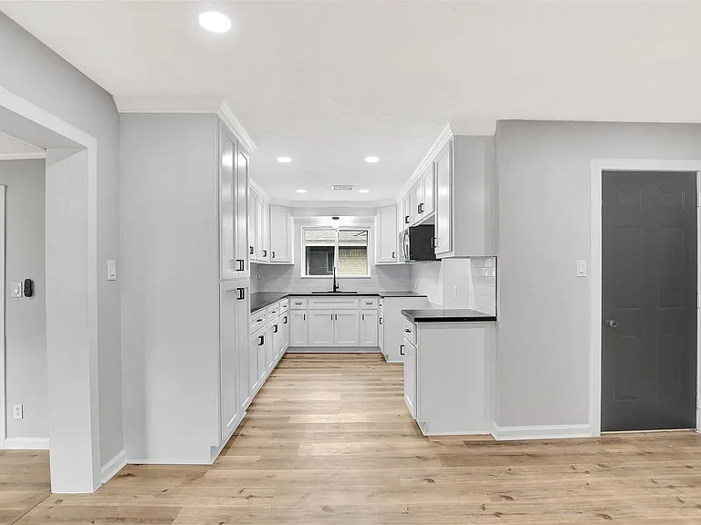704 Teabury Ave — Photo 11